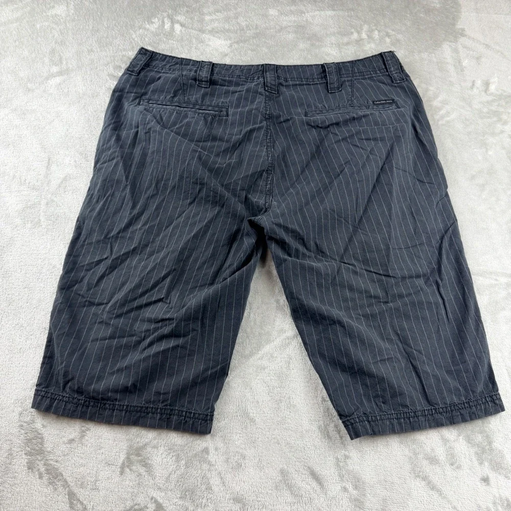Calvin Klein Jeans Men's‎ Gray Pinstripe Flat Front Casual Chino Shorts Size 32